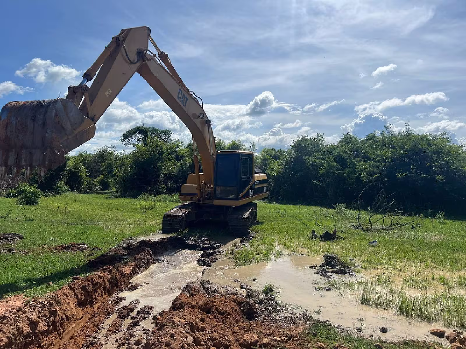 អ.ន.ក ខេត្តបាត់ដំបង រៀបចំដាំបង្គោលភ្លើងអគ្គិសនី និងជីកប្រឡាយទឹក ជូនអតីតយុទ្ធជនសម្រាប់ប្រើប្រាស់