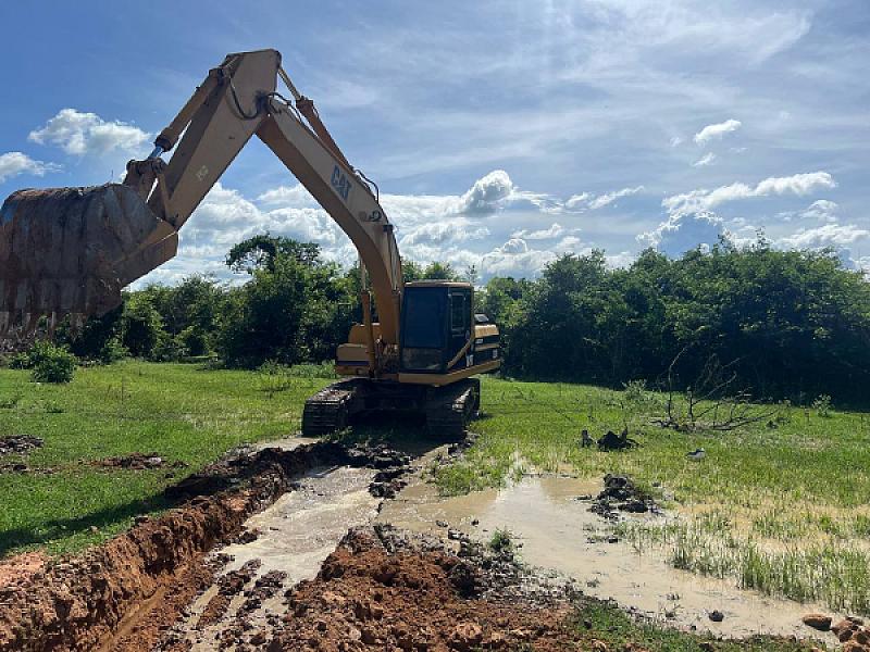 អ.ន.ក ខេត្តបាត់ដំបង រៀបចំដាំបង្គោលភ្លើងអគ្គិសនី និងជីកប្រឡាយទឹក ជូនអតីតយុទ្ធជនសម្រាប់ប្រើប្រាស់