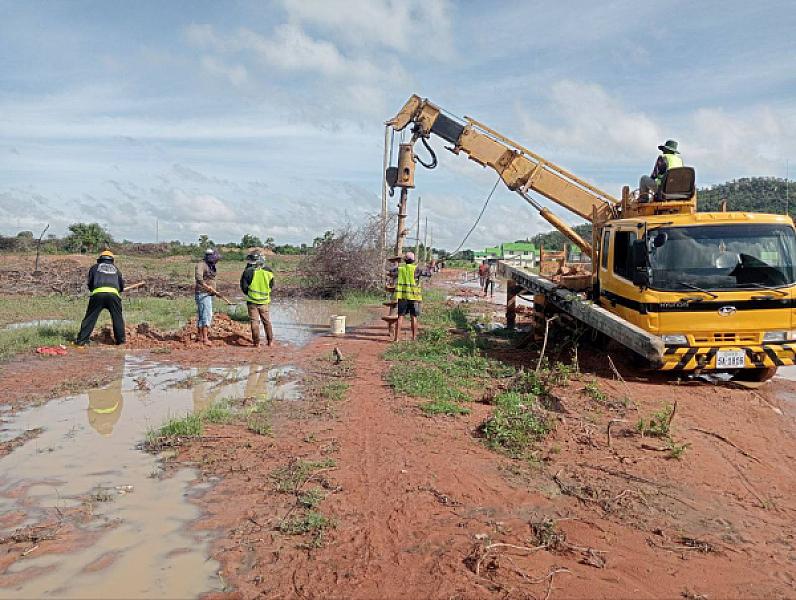 អ.ន.ក ខេត្តបាត់ដំបង រៀបចំដាំបង្គោលភ្លើងអគ្គិសនី និងជីកប្រឡាយទឹក ជូនអតីតយុទ្ធជនសម្រាប់ប្រើប្រាស់ - Image 4