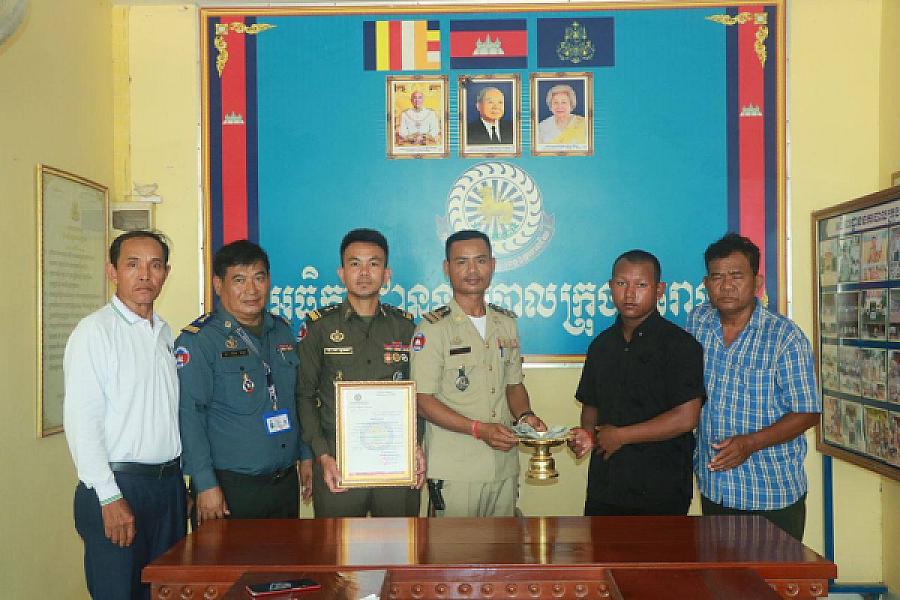 អ.ន.ក ក្រុងសំរោង នាំយកថវិកាបេឡាមរណសង្គ្រោះជូនគ្រួសារសពអតីតយុទ្ធជនមួយ​គ្រួសារ - Image 2