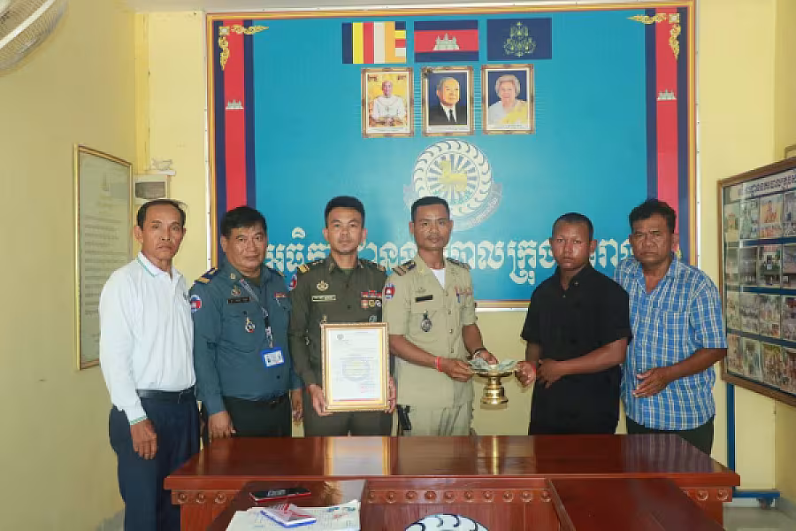 អ.ន.ក ក្រុងសំរោង នាំយកថវិកាបេឡាមរណសង្គ្រោះជូនគ្រួសារសពអតីតយុទ្ធជនមួយ​គ្រួសារ - Image 3