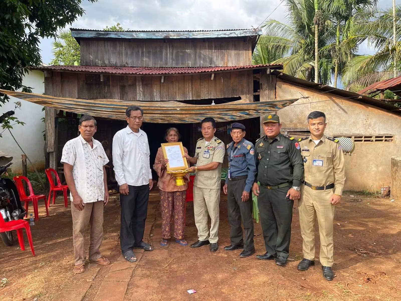 អ.ន.ក ស្រុកមេមត់ នាំយកថវិកាបេឡាមរណសង្គ្រោះជូនគ្រួសារសពអតីតយុទ្ធជនមួយគ្រួសារ