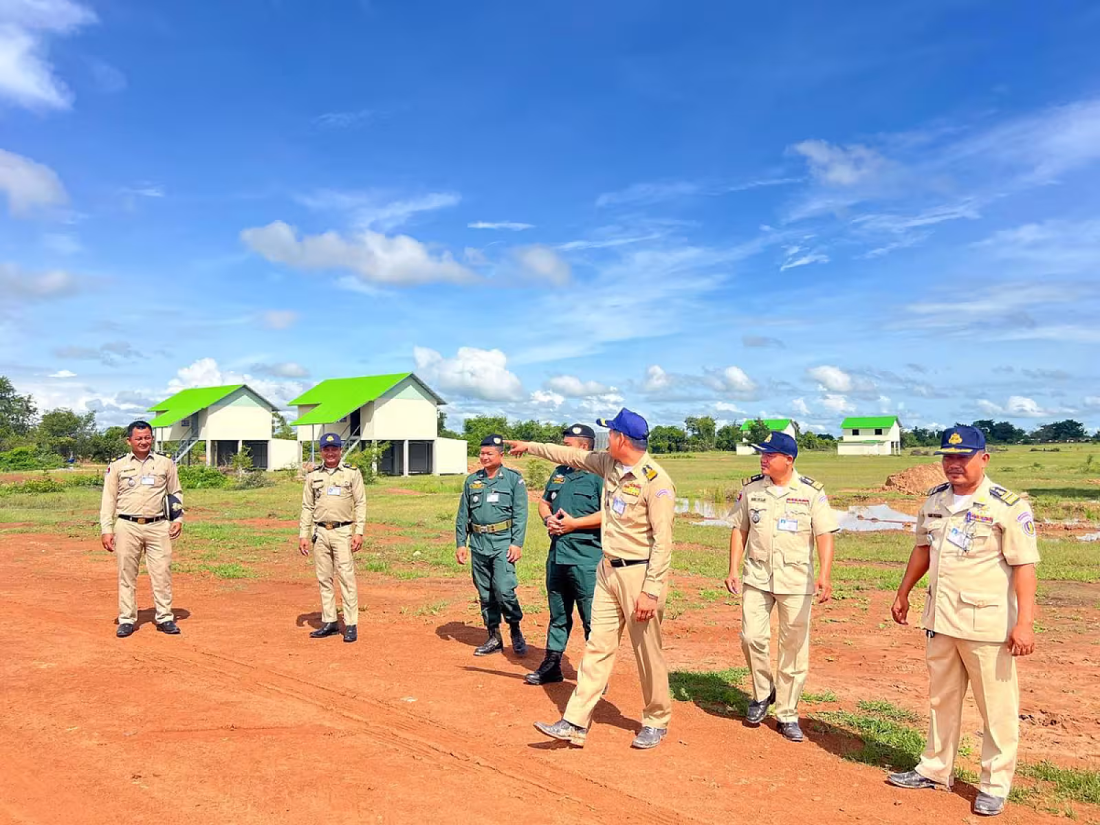 អ.ន.ក ខេត្តបាត់ដំបង ចុះត្រួតពិនិត្យទីតាំងសាងសង់ផ្ទះ និងហេដ្ឋារចនាសម្ព័ន្ធ ជូនអតីតយុទ្ធជនលើដីសម្បទានសង្គមកិច្ច 