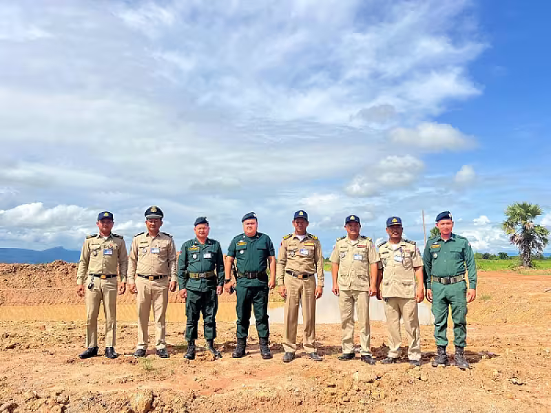 អ.ន.ក ខេត្តបាត់ដំបង ចុះត្រួតពិនិត្យទីតាំងសាងសង់ផ្ទះ និងហេដ្ឋារចនាសម្ព័ន្ធ ជូនអតីតយុទ្ធជនលើដីសម្បទានសង្គមកិច្ច  - Image 2