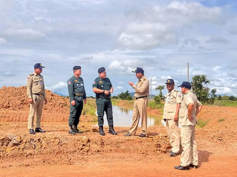 អ.ន.ក ខេត្តបាត់ដំបង ចុះត្រួតពិនិត្យទីតាំងសាងសង់ផ្ទះ និងហេដ្ឋារចនាសម្ព័ន្ធ ជូនអតីតយុទ្ធជនលើដីសម្បទានសង្គមកិច្ច  - Image 3