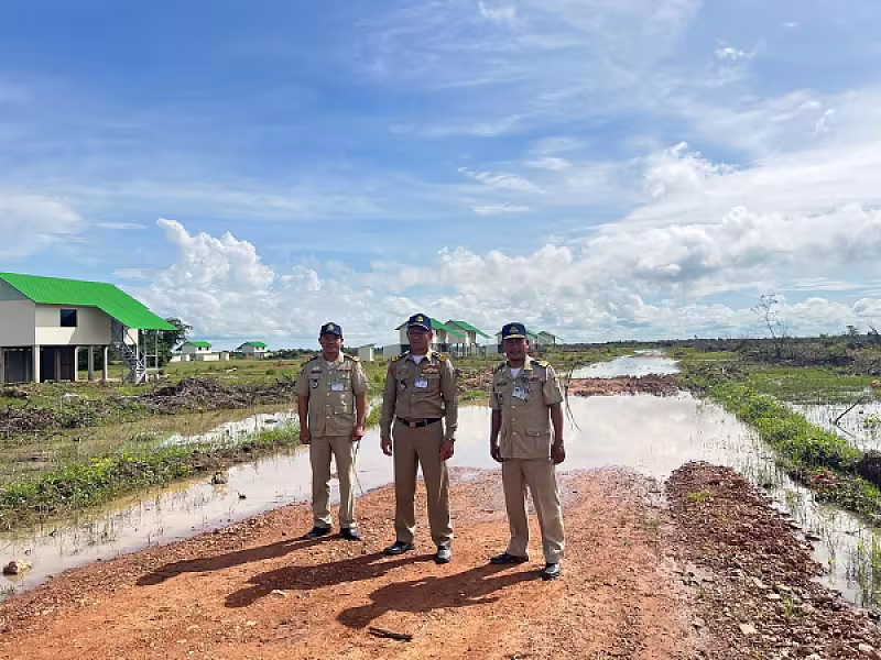 អ.ន.ក ខេត្តបាត់ដំបង ចុះត្រួតពិនិត្យទីតាំងសាងសង់ផ្ទះ និងហេដ្ឋារចនាសម្ព័ន្ធ ជូនអតីតយុទ្ធជនលើដីសម្បទានសង្គមកិច្ច  - Image 4