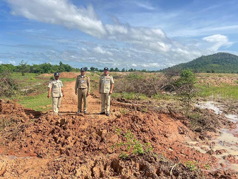 អ.ន.ក ខេត្តបាត់ដំបង ចុះត្រួតពិនិត្យទីតាំងសាងសង់ផ្ទះ និងហេដ្ឋារចនាសម្ព័ន្ធ ជូនអតីតយុទ្ធជនលើដីសម្បទានសង្គមកិច្ច  - Image 5