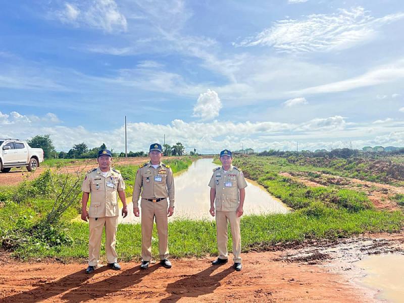 អ.ន.ក ខេត្តបាត់ដំបង ចុះត្រួតពិនិត្យទីតាំងសាងសង់ផ្ទះ និងហេដ្ឋារចនាសម្ព័ន្ធ ជូនអតីតយុទ្ធជនលើដីសម្បទានសង្គមកិច្ច  - Image 6