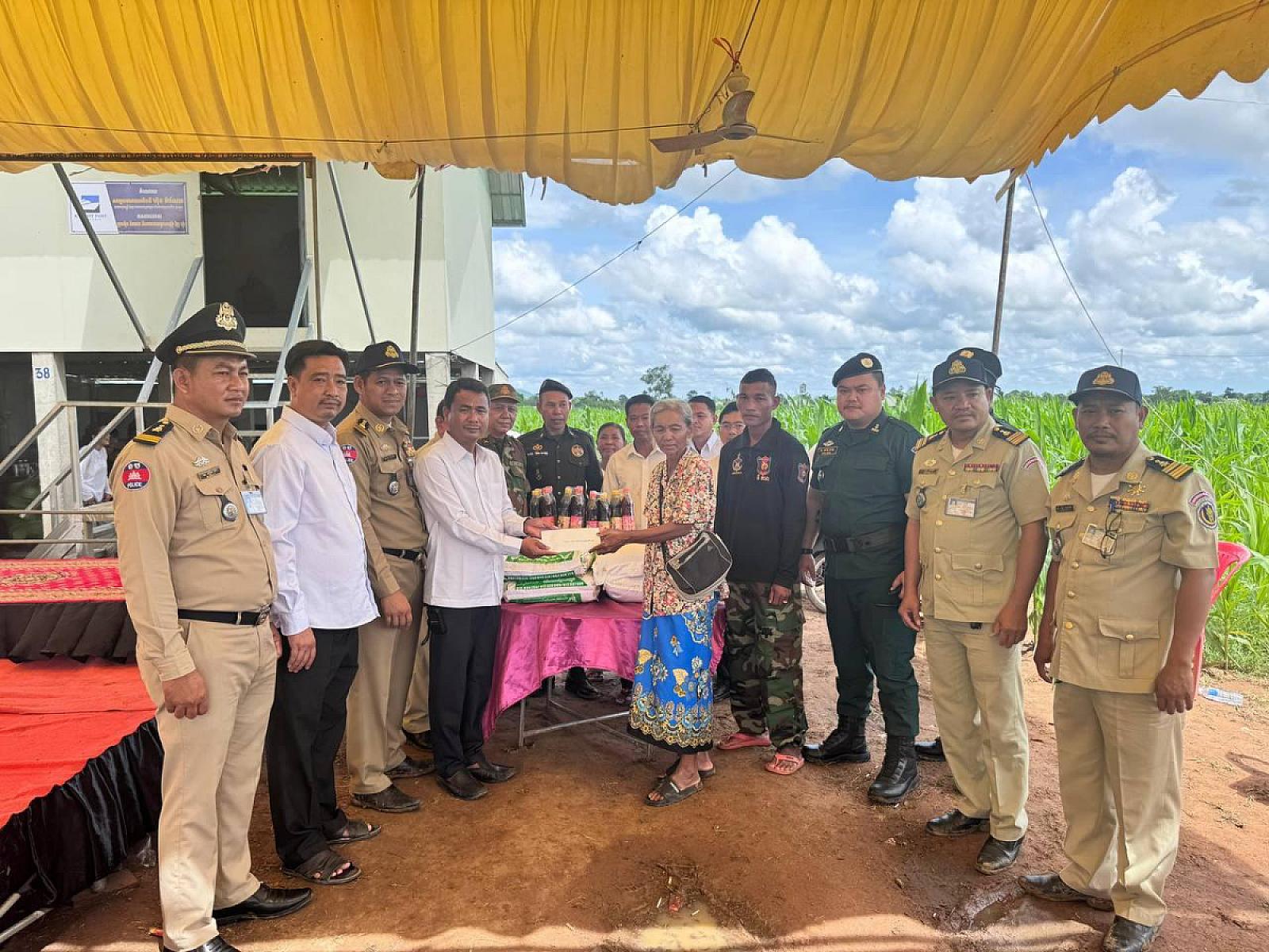 គ្រួសារវីរកងទ័ពជួរមុខទិសប្រាសាទតាក្របី នៅខេត្តបាត់ដំបង ទទួលបានអំណោយពីសម្ដេចធិបតី