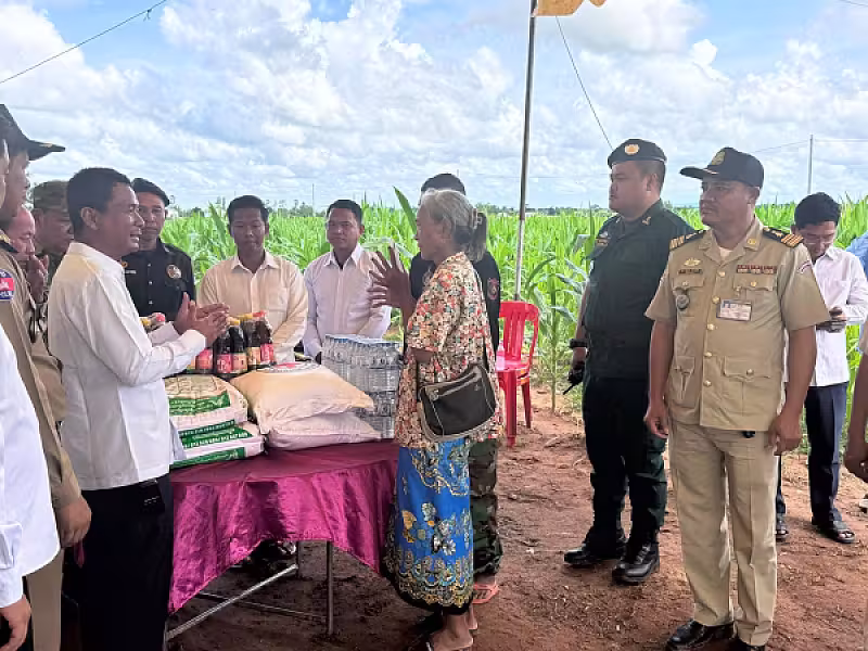 គ្រួសារវីរកងទ័ពជួរមុខទិសប្រាសាទតាក្របី នៅខេត្តបាត់ដំបង ទទួលបានអំណោយពីសម្ដេចធិបតី - Image 2