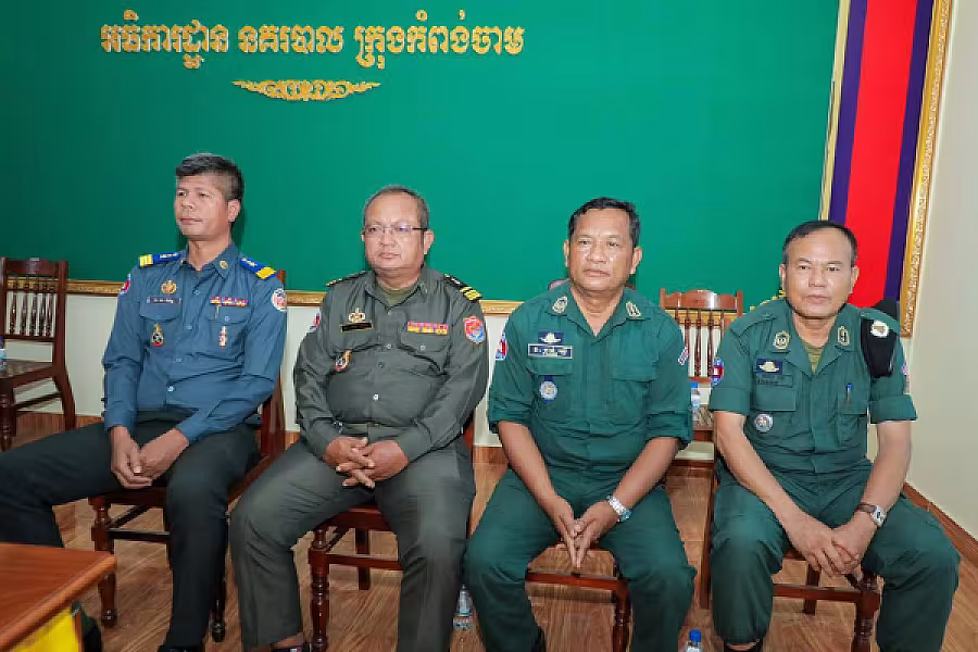 មន្ត្រីនគរបាលជាតិ និងនិវត្តជន ១៥នាក់ នៅខេត្តកំពង់ចាម ដែលជួបការលំបាក ទទួលបានអំណោយពីសម្ដេចធិបតី - Image 2