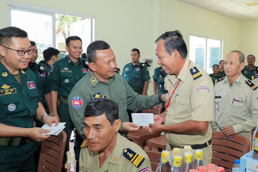 មន្ត្រីនគរបាលជាតិ និងនិវត្តជន ១៥នាក់ នៅខេត្តកំពង់ចាម ដែលជួបការលំបាក ទទួលបានអំណោយពីសម្ដេចធិបតី - Image 3