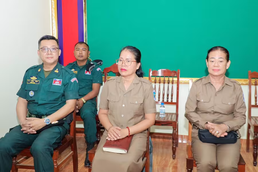 មន្ត្រីនគរបាលជាតិ និងនិវត្តជន ១៥នាក់ នៅខេត្តកំពង់ចាម ដែលជួបការលំបាក ទទួលបានអំណោយពីសម្ដេចធិបតី - Image 4