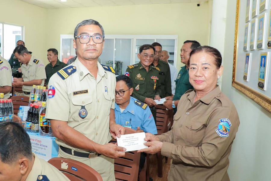 មន្ត្រីនគរបាលជាតិ និងនិវត្តជន ១៥នាក់ នៅខេត្តកំពង់ចាម ដែលជួបការលំបាក ទទួលបានអំណោយពីសម្ដេចធិបតី - Image 5