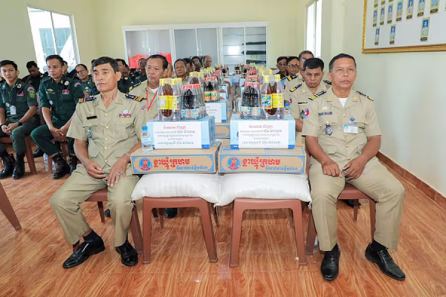 មន្ត្រីនគរបាលជាតិ និងនិវត្តជន ១៥នាក់ នៅខេត្តកំពង់ចាម ដែលជួបការលំបាក ទទួលបានអំណោយពីសម្ដេចធិបតី - Image 6