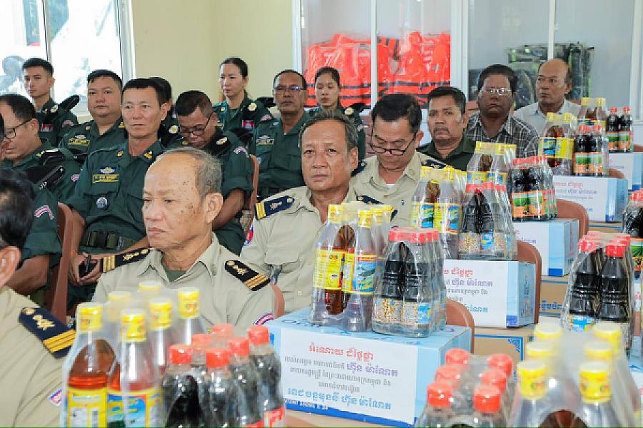 មន្ត្រីនគរបាលជាតិ និងនិវត្តជន ១៥នាក់ នៅខេត្តកំពង់ចាម ដែលជួបការលំបាក ទទួលបានអំណោយពីសម្ដេចធិបតី - Image 8