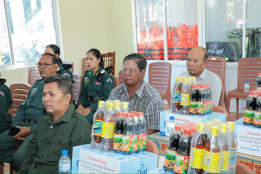 មន្ត្រីនគរបាលជាតិ និងនិវត្តជន ១៥នាក់ នៅខេត្តកំពង់ចាម ដែលជួបការលំបាក ទទួលបានអំណោយពីសម្ដេចធិបតី - Image 9