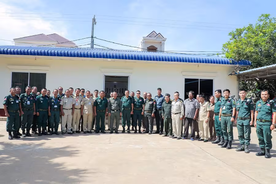 មន្ត្រីនគរបាលជាតិ និងនិវត្តជន ១៥នាក់ នៅខេត្តកំពង់ចាម ដែលជួបការលំបាក ទទួលបានអំណោយពីសម្ដេចធិបតី - Image 10