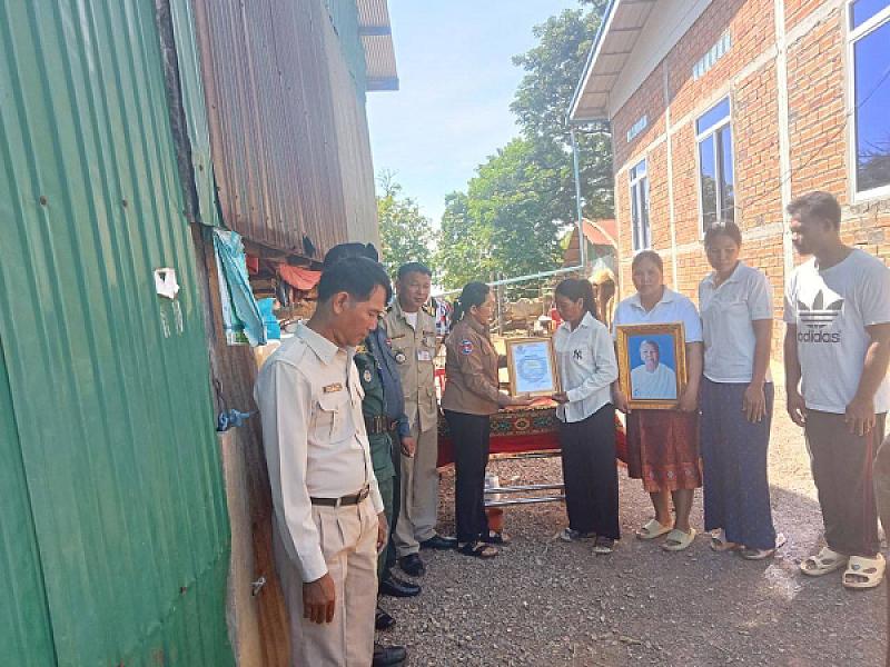 អ.ន.ក ស្រុកមង្គលបូរី នាំយកថវិកាបេឡាមរណសង្គ្រោះជូនគ្រួសារសពអតីតយុទ្ធជនមួយគ្រួសារ - Image 2