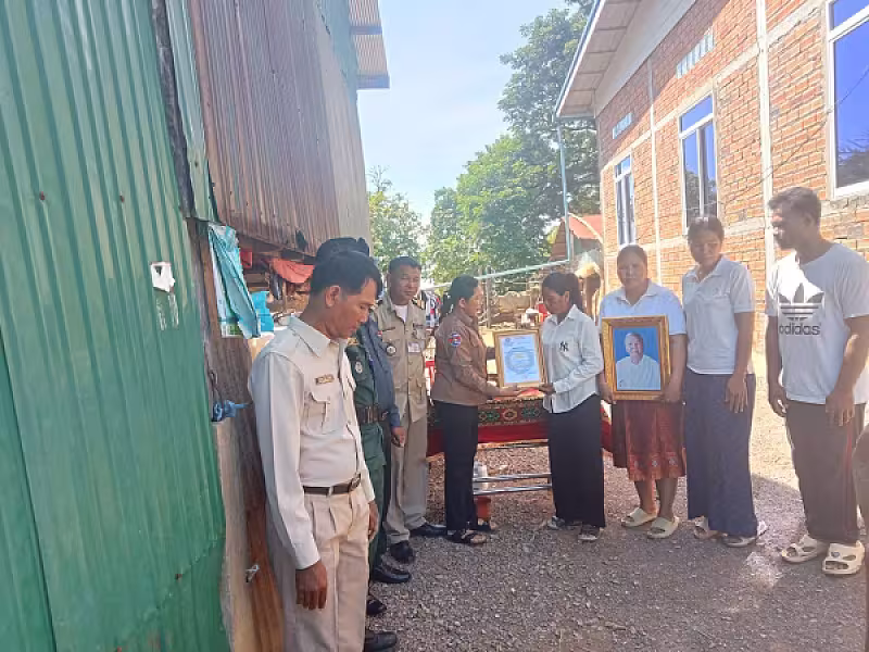 អ.ន.ក ស្រុកមង្គលបូរី នាំយកថវិកាបេឡាមរណសង្គ្រោះជូនគ្រួសារសពអតីតយុទ្ធជនមួយគ្រួសារ - Image 2