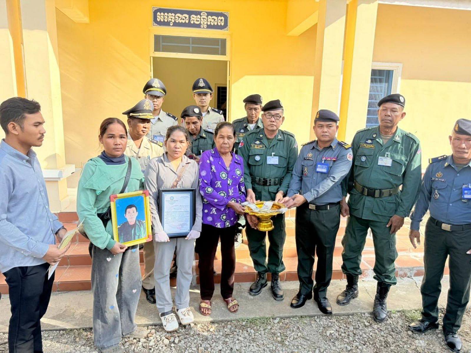 អ.ន.ក ស្រុកបវេល នាំយកថវិកាបេឡាមរណសង្គ្រោះជូនគ្រួសារសពអតីតយុទ្ធជនមួយគ្រួសារ