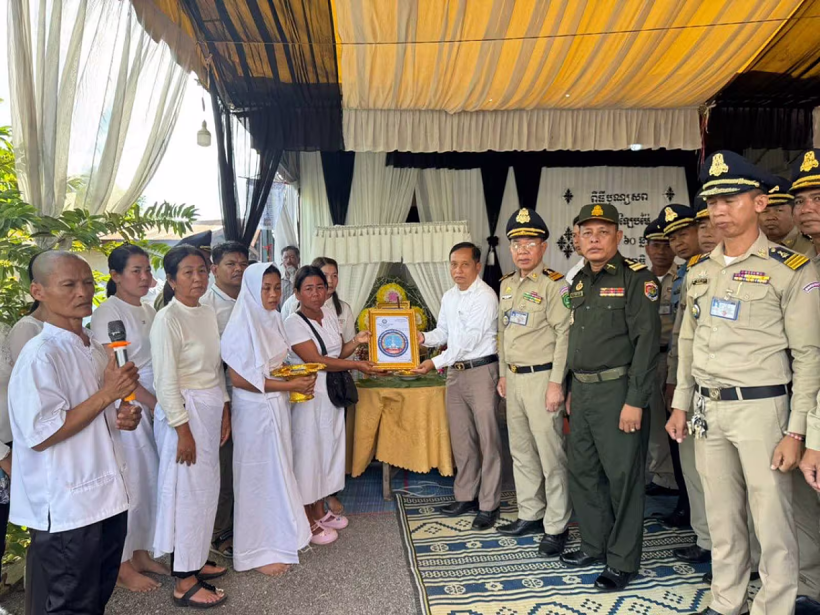 អ.ន.ក ស្រុកថ្មគោល នាំយកថវិកាបេឡាមរណសង្គ្រោះជូនគ្រួសារសពអតីតយុទ្ធជនមួយគ្រួសារ