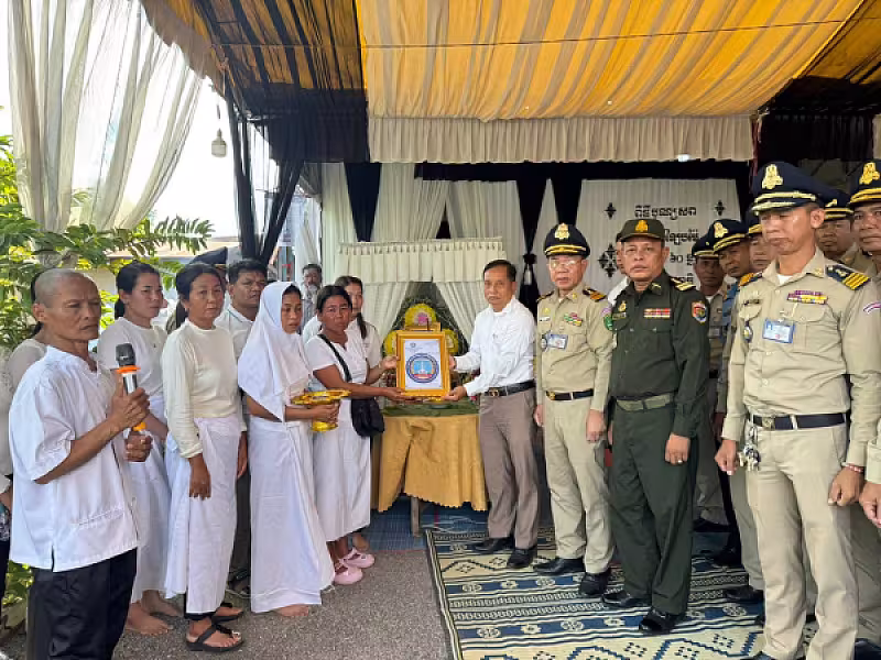 អ.ន.ក ស្រុកថ្មគោល នាំយកថវិកាបេឡាមរណសង្គ្រោះជូនគ្រួសារសពអតីតយុទ្ធជនមួយគ្រួសារ