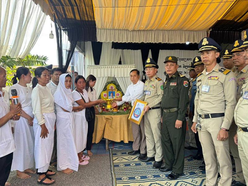 អ.ន.ក ស្រុកថ្មគោល នាំយកថវិកាបេឡាមរណសង្គ្រោះជូនគ្រួសារសពអតីតយុទ្ធជនមួយគ្រួសារ - Image 2