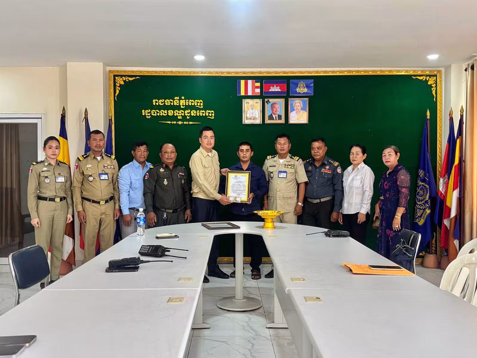 អ.ន.ក ខណ្ឌដូនពេញ នាំយកថវិកាបេឡាមរណសង្គ្រោះជូនគ្រួសារសពអតីតយុទ្ធជនចំនួន ២គ្រួសារ