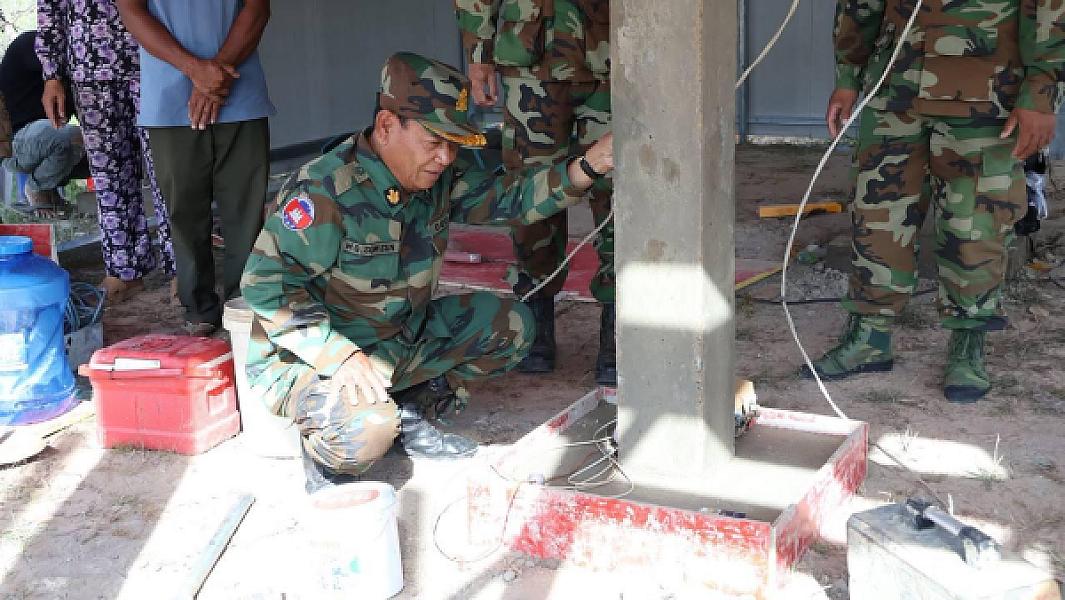 ឧត្តមសេនីយ៍ទោ សោម ស៊ុន ចុះពិនិត្យការសាងសង់ផ្ទះថ្មីជូនគ្រួសារអតីតយុទ្ធជនមួយគ្រួសារក្នុងខេត្តកំពង់ធំ - Image 6