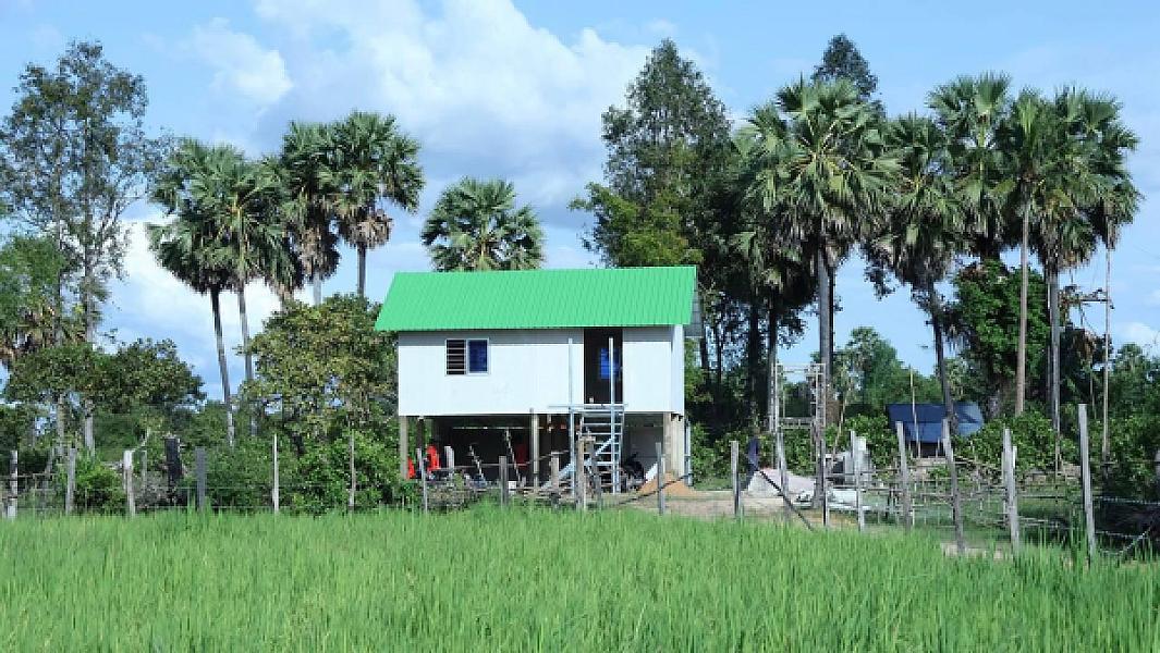 ឧត្តមសេនីយ៍ទោ សោម ស៊ុន ចុះពិនិត្យការសាងសង់ផ្ទះថ្មីជូនគ្រួសារអតីតយុទ្ធជនមួយគ្រួសារក្នុងខេត្តកំពង់ធំ - Image 8