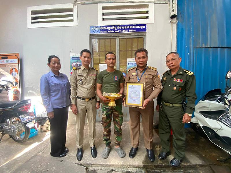 អ.ន.ក រាជធានីភ្នំពេញ នាំយកថវិកាបេឡាមរណសង្គ្រោះជូនគ្រួសារសពអតីតយុទ្ធជនចំនួន ៧គ្រួសារ - Image 4