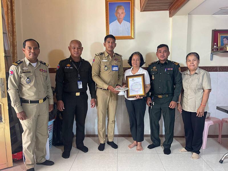 អ.ន.ក រាជធានីភ្នំពេញ នាំយកថវិកាបេឡាមរណសង្គ្រោះជូនគ្រួសារសពអតីតយុទ្ធជនចំនួន ៧គ្រួសារ - Image 5