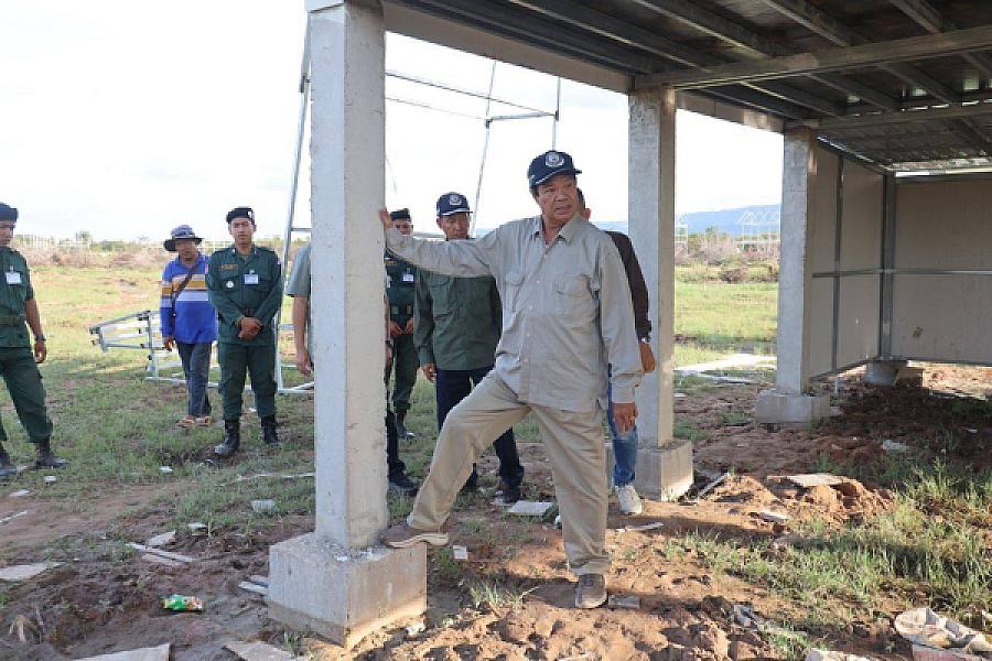 ឯកឧត្តម គន់ គីម អញ្ជើញពិនិត្យការសាងសង់ផ្ទះ និងការស្ថាបនាស្រះទឹកជូនអតីតយុទ្ធជន និងនិវត្តជន នៅស្រុកគាស់ក្រឡ ខេត្តបាត់ដំបង - Image 6