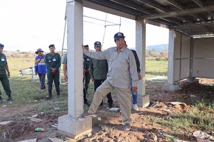 ឯកឧត្តម គន់ គីម អញ្ជើញពិនិត្យការសាងសង់ផ្ទះ និងការស្ថាបនាស្រះទឹកជូនអតីតយុទ្ធជន និងនិវត្តជន នៅស្រុកគាស់ក្រឡ ខេត្តបាត់ដំបង - Image 6