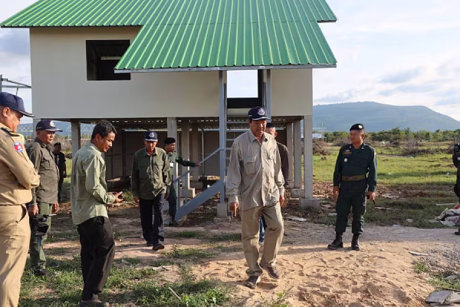 ឯកឧត្តម គន់ គីម អញ្ជើញពិនិត្យការសាងសង់ផ្ទះ និងការស្ថាបនាស្រះទឹកជូនអតីតយុទ្ធជន និងនិវត្តជន នៅស្រុកគាស់ក្រឡ ខេត្តបាត់ដំបង - Image 7