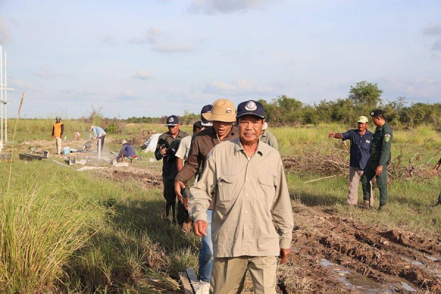 ឯកឧត្តម គន់ គីម អញ្ជើញពិនិត្យការសាងសង់ផ្ទះ និងការស្ថាបនាស្រះទឹកជូនអតីតយុទ្ធជន និងនិវត្តជន នៅស្រុកគាស់ក្រឡ ខេត្តបាត់ដំបង - Image 8