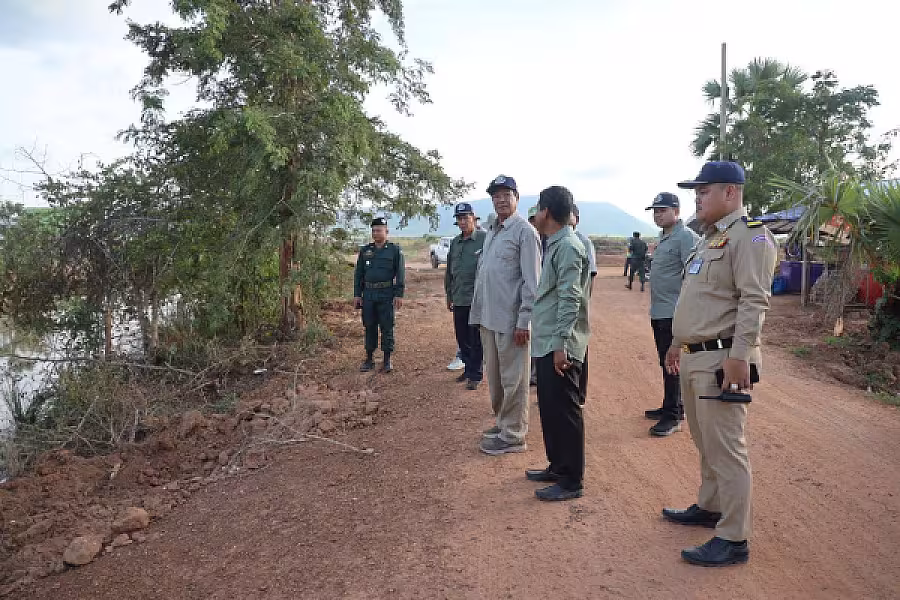 ឯកឧត្តម គន់ គីម អញ្ជើញពិនិត្យការសាងសង់ផ្ទះ និងការស្ថាបនាស្រះទឹកជូនអតីតយុទ្ធជន និងនិវត្តជន នៅស្រុកគាស់ក្រឡ ខេត្តបាត់ដំបង - Image 11