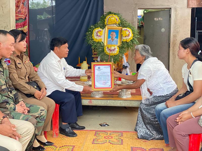 អ.ន.ក ស្រុកឯកភ្នំ នាំយកថវិកាបេឡាមរណសង្គ្រោះជូនគ្រួសារសពអតីតយុទ្ធជនមួយគ្រួសារ - Image 3