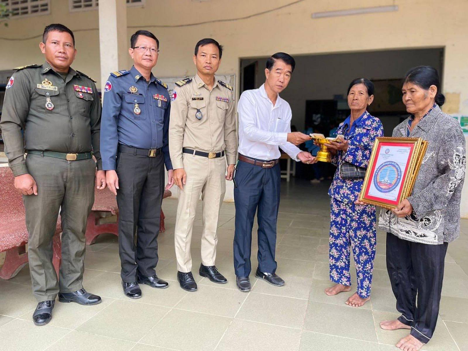 អ.ន.ក ស្រុកសង្កែ នាំយកថវិកាបេឡាមរណសង្គ្រោះជូនគ្រួសារសពអតីតយុទ្ធជនមួយគ្រួសារ