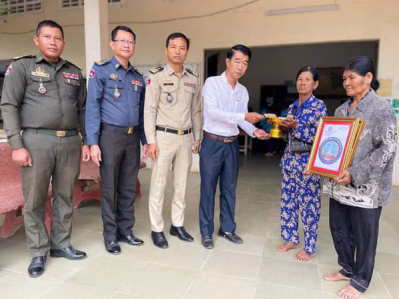 អ.ន.ក ស្រុកសង្កែ នាំយកថវិកាបេឡាមរណសង្គ្រោះជូនគ្រួសារសពអតីតយុទ្ធជនមួយគ្រួសារ