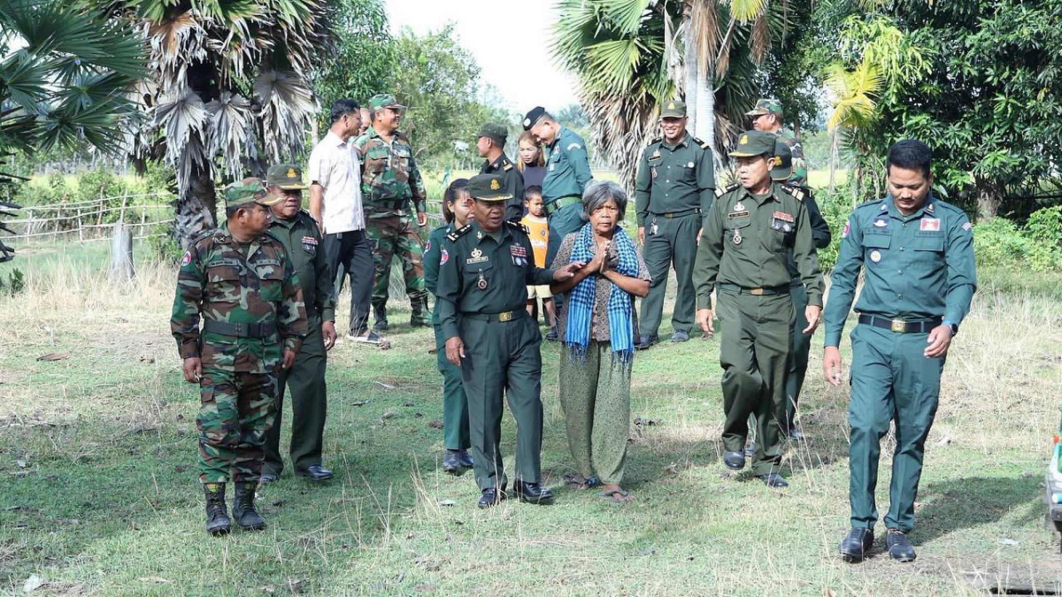 ឧត្តមសេនីយ៍ទោ សោម ស៊ុន ដឹកនាំក្រុមការងារពិនិត្យទីតាំងសាងសង់ផ្ទះជូនគ្រួសារពលីមួយគ្រួសារ ក្នុងខេត្តកំពង់ធំ