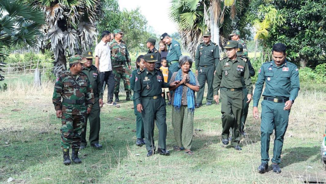 ឧត្តមសេនីយ៍ទោ សោម ស៊ុន ដឹកនាំក្រុមការងារពិនិត្យទីតាំងសាងសង់ផ្ទះជូនគ្រួសារពលីមួយគ្រួសារ ក្នុងខេត្តកំពង់ធំ