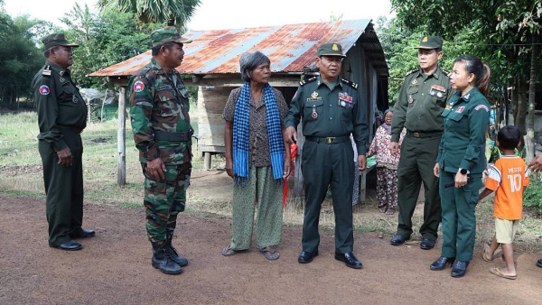 ឧត្តមសេនីយ៍ទោ សោម ស៊ុន ដឹកនាំក្រុមការងារពិនិត្យទីតាំងសាងសង់ផ្ទះជូនគ្រួសារពលីមួយគ្រួសារ ក្នុងខេត្តកំពង់ធំ - Image 4