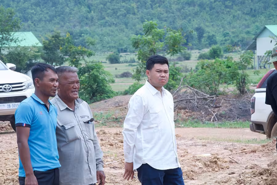 ឯកឧត្តម គង់ កន្នារតន៍ ចុះត្រួតពិនិត្យការសាងសង់ផ្ទះ និងជីកប្រឡាយទឹក ជូនគ្រួសារអតីតយុទ្ធជនក្នុងខេត្តបាត់ដំបង