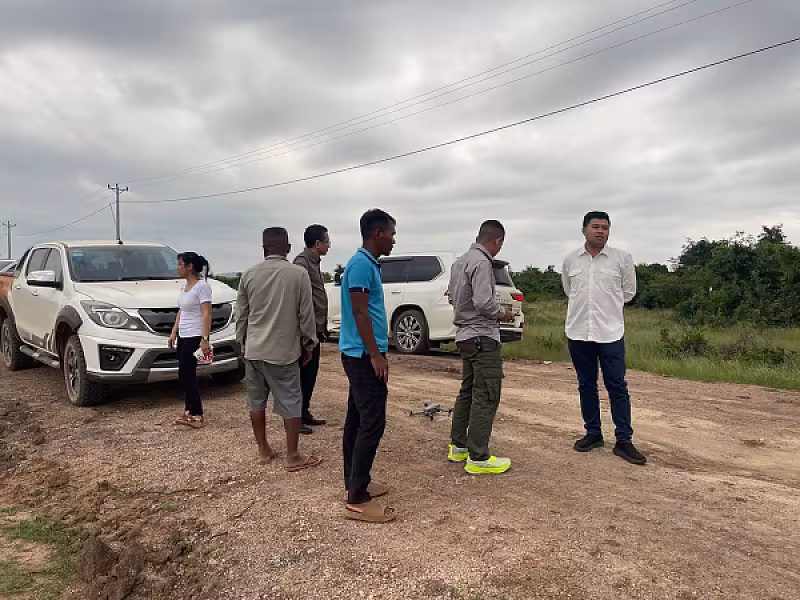 ឯកឧត្តម គង់ កន្នារតន៍ ចុះត្រួតពិនិត្យការសាងសង់ផ្ទះ និងជីកប្រឡាយទឹក ជូនគ្រួសារអតីតយុទ្ធជនក្នុងខេត្តបាត់ដំបង - Image 2