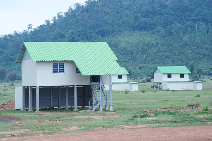 ឯកឧត្តម គង់ កន្នារតន៍ ចុះត្រួតពិនិត្យការសាងសង់ផ្ទះ និងជីកប្រឡាយទឹក ជូនគ្រួសារអតីតយុទ្ធជនក្នុងខេត្តបាត់ដំបង - Image 3