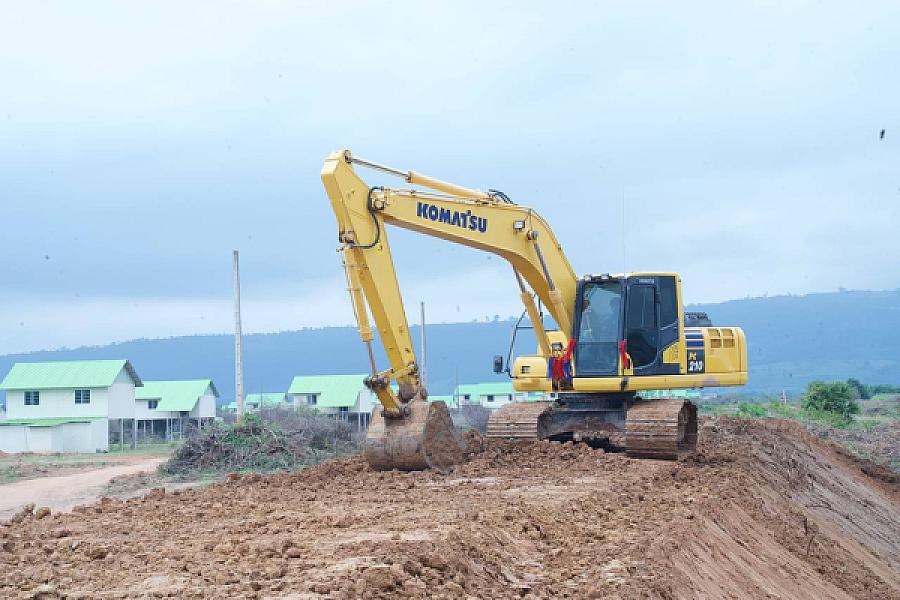 ឯកឧត្តម គង់ កន្នារតន៍ ចុះត្រួតពិនិត្យការសាងសង់ផ្ទះ និងជីកប្រឡាយទឹក ជូនគ្រួសារអតីតយុទ្ធជនក្នុងខេត្តបាត់ដំបង - Image 4