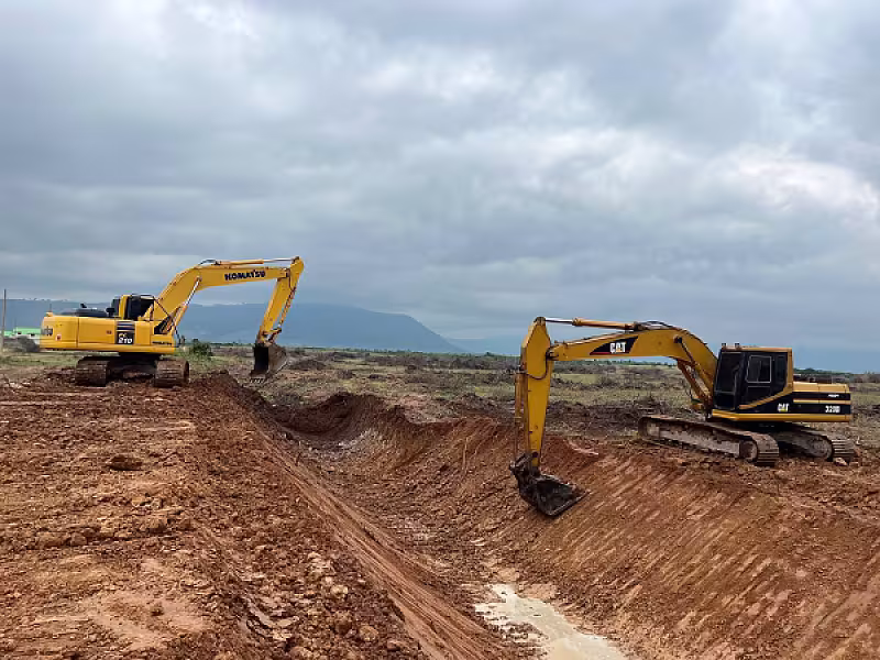 ឯកឧត្តម គង់ កន្នារតន៍ ចុះត្រួតពិនិត្យការសាងសង់ផ្ទះ និងជីកប្រឡាយទឹក ជូនគ្រួសារអតីតយុទ្ធជនក្នុងខេត្តបាត់ដំបង - Image 6