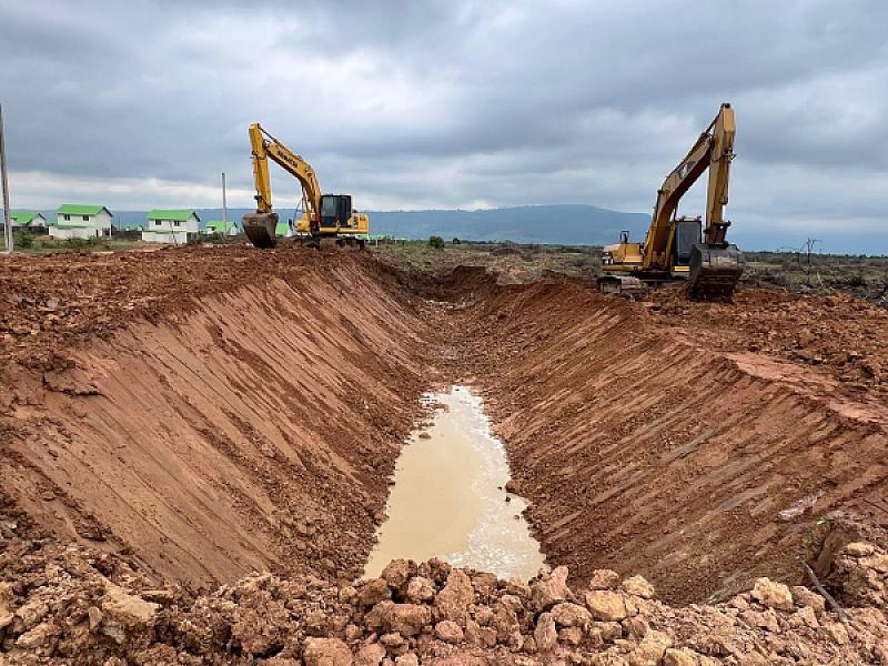 ឯកឧត្តម គង់ កន្នារតន៍ ចុះត្រួតពិនិត្យការសាងសង់ផ្ទះ និងជីកប្រឡាយទឹក ជូនគ្រួសារអតីតយុទ្ធជនក្នុងខេត្តបាត់ដំបង - Image 7